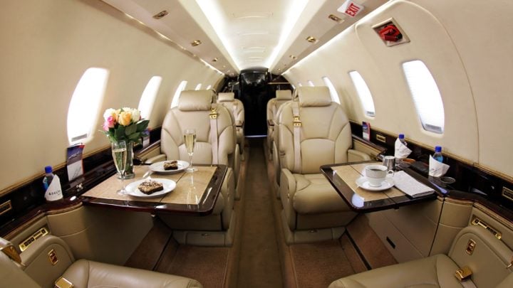 Förstaklass eller privat chartrat jetplan - 2