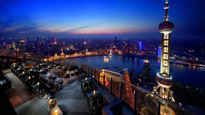 Verdens ti beste hotelltakbarer - Flair Rooftop Restaurant & Bar, Ritz-Carlton Shanghai, Kina
Begrepet å spise "al fresco" (ute i åpen luft) får en helt ny betydning her oppe på Flair. Den elegante restauranten er kronen på verket på dette flotte hotellet, og stilen og stemningen er varm og innbydende. Baren er bygget i flere ulike nivåer. - 1