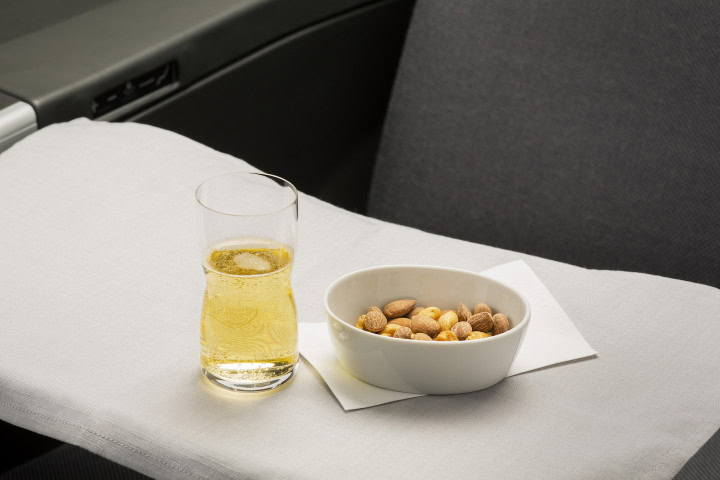 SAS innfører nye måltider og nytt serveringskonsept i business class på langruter - Hovedserveringen - med varme nøtter og flere valg av forrett og hovedrett - 1