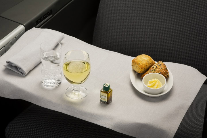 SAS innfører nye måltider og nytt serveringskonsept i business class på langruter - Hovedserveringen - med varme nøtter og flere valg av forrett og hovedrett - 2