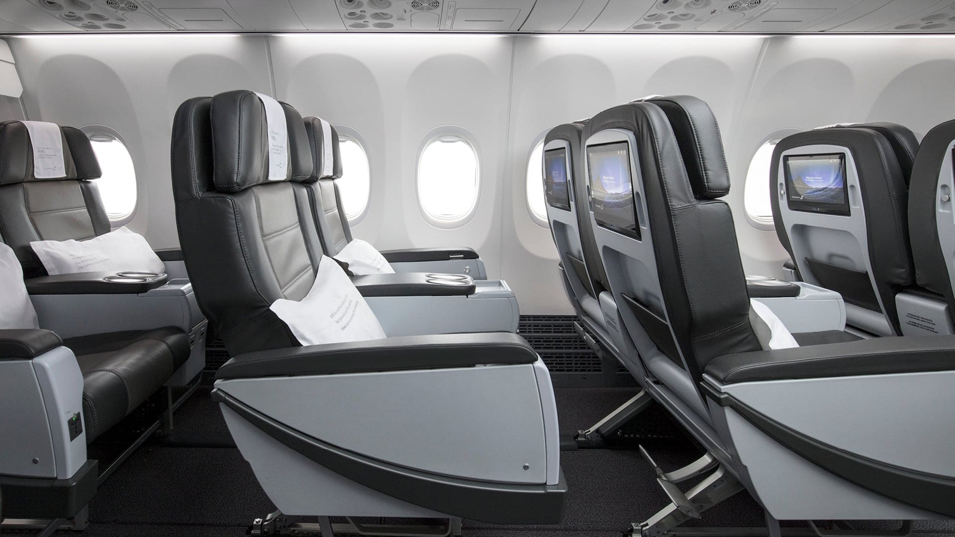 Airline review Cabin & Seat - Icelandair - 1