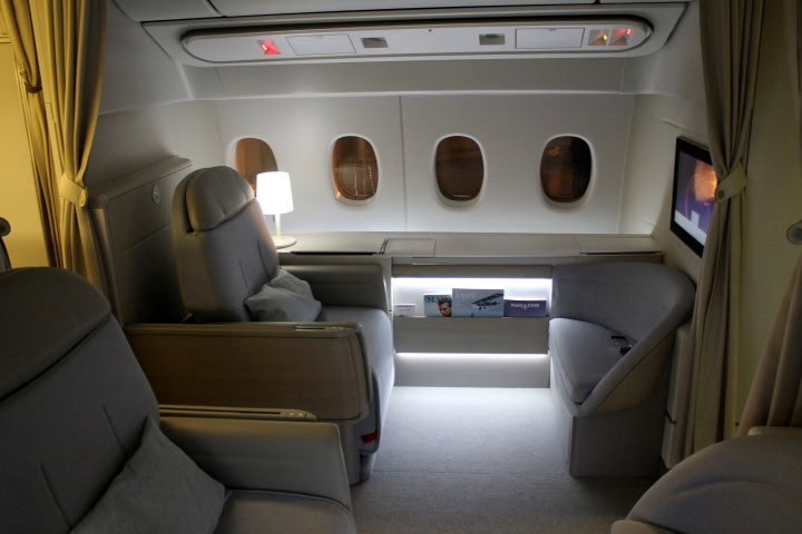 Air France har invigt sin nya första klass La Première - i Asiens högsta pariserhjul - En svit med gardiner