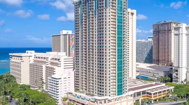 Full view of Hilton Grand Vacations Club The Grand Islander Waikiki.