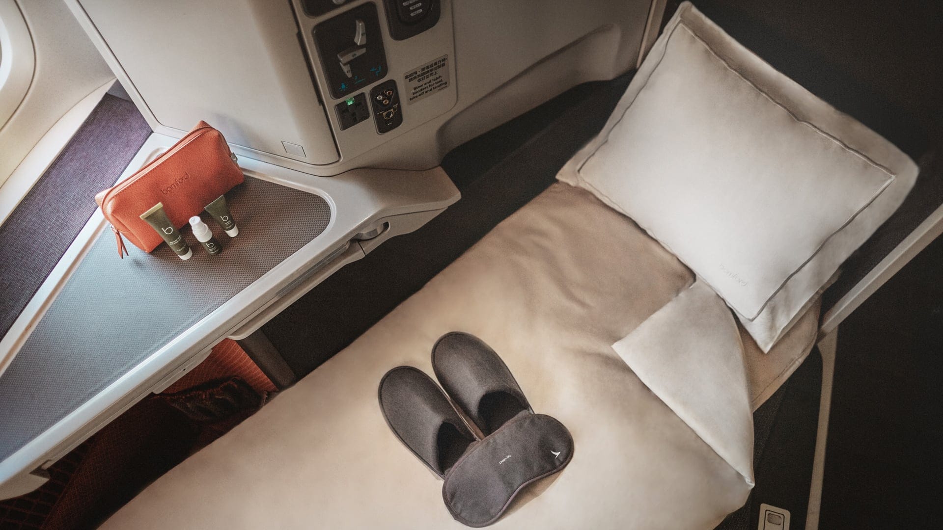 Airline review Amenities & Facilities - Cathay Pacific - 0