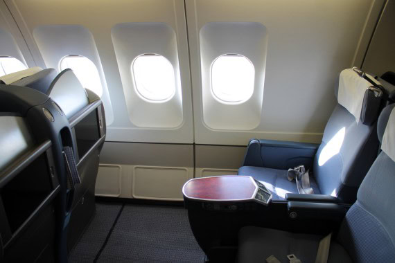 En test av SAS nye Airbus A340 - med fully flat seter i business class - Business Class på dette flyet består på samme måte som i andre SAS Buisness Class av en 2-2-2 konfigurasjon med tradisjonelt kabinopplegg. Totalt var det 42 seter over 5 rader i en stor kabin og en minikabin med to rader rett bak galley. - 2