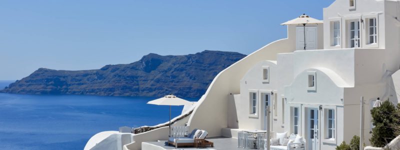 Nästa sommar öppnar ett helvitt lyxigt hotell på Santorini