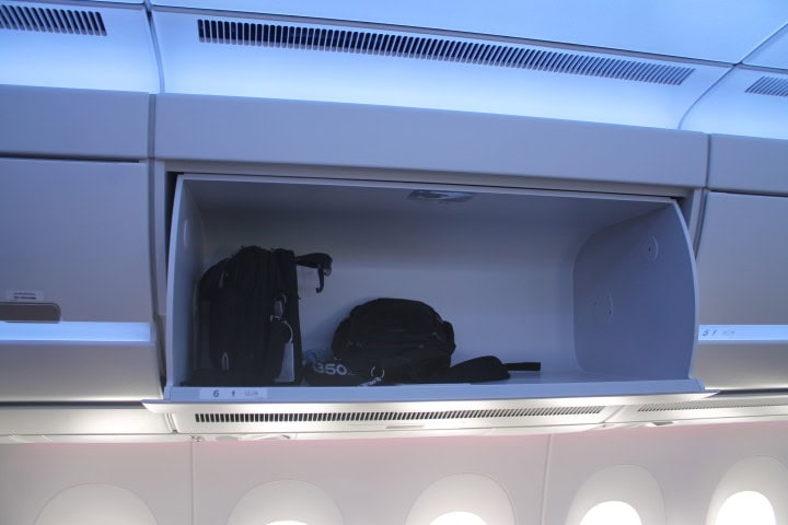 Et første kig: Qatar Airways business class og economy class på den nye Airbus A350 - Elektroniske displays och bagagehyller - 2