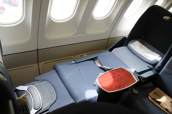 En test av SAS nye Airbus A340 - med fully flat seter i business class - Business Class på dette flyet består på samme måte som i andre SAS Buisness Class av en 2-2-2 konfigurasjon med tradisjonelt kabinopplegg. Totalt var det 42 seter over 5 rader i en stor kabin og en minikabin med to rader rett bak galley. - 4