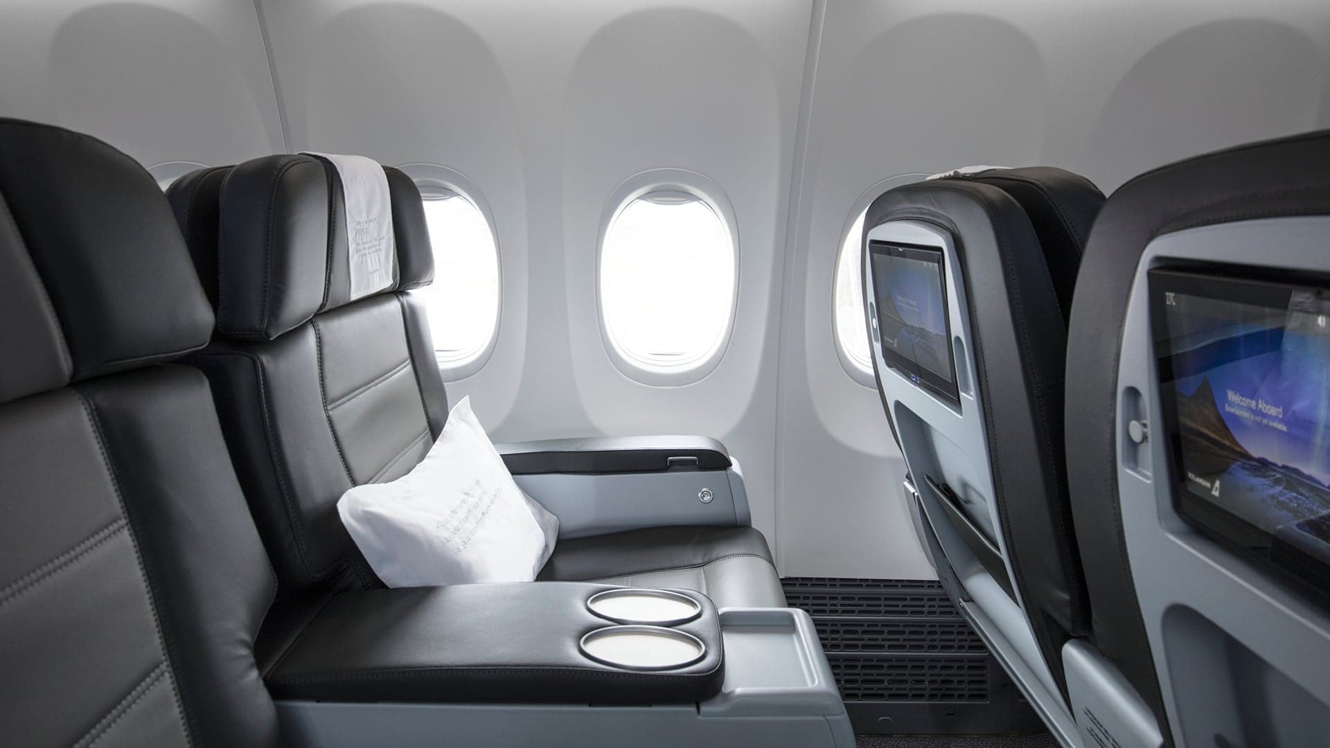 Airline review Cabin & Seat - Icelandair - 4