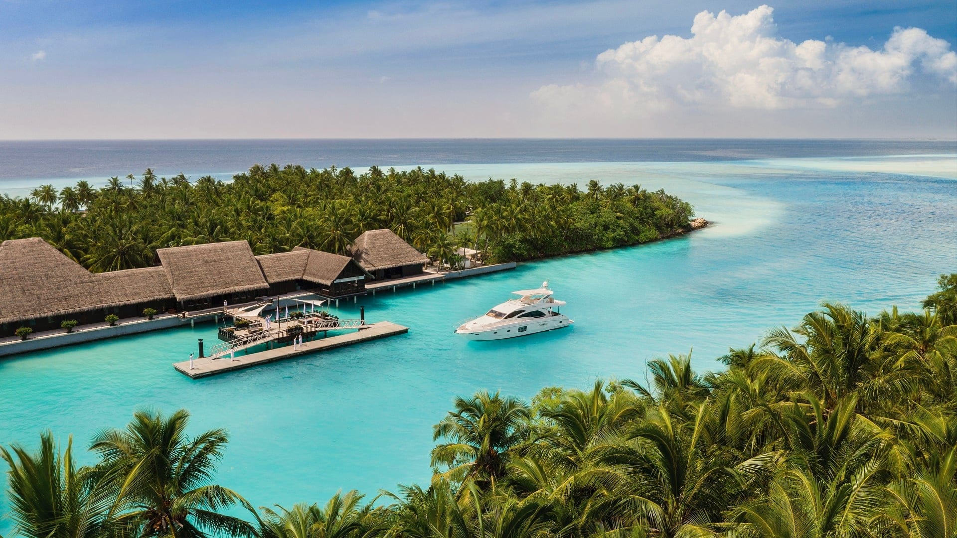 White yacht arraving to the One å Only Reethi Rah.