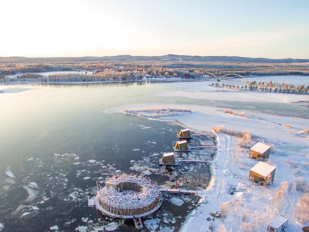 Sveriges nya flytande lyx hotell- och kallbad i Lappland – Arctic Bath