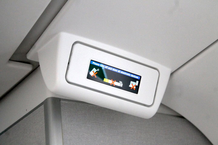 En första titt: Qatar Airways business class och economy class på nya Airbus A350 - Elektroniska displayer och bagagehyllor - 1