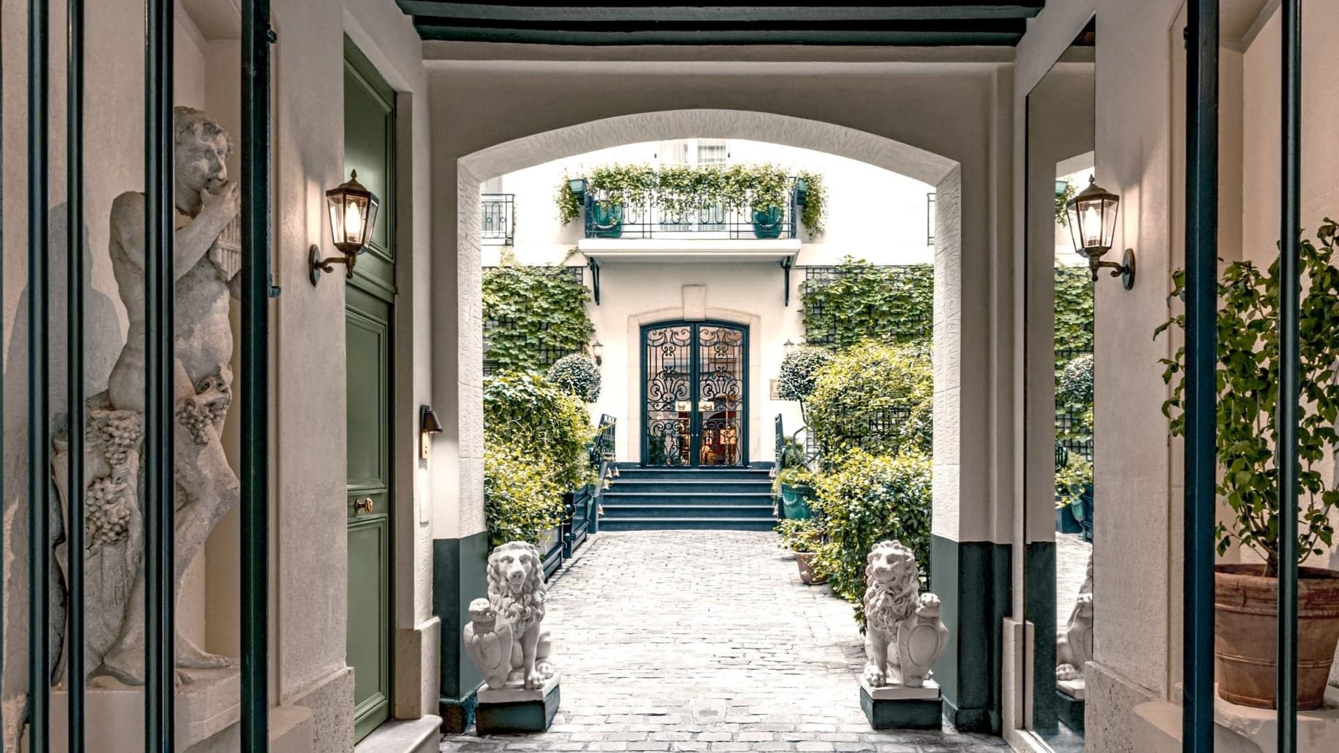Courtyard at hotel relais christine paris