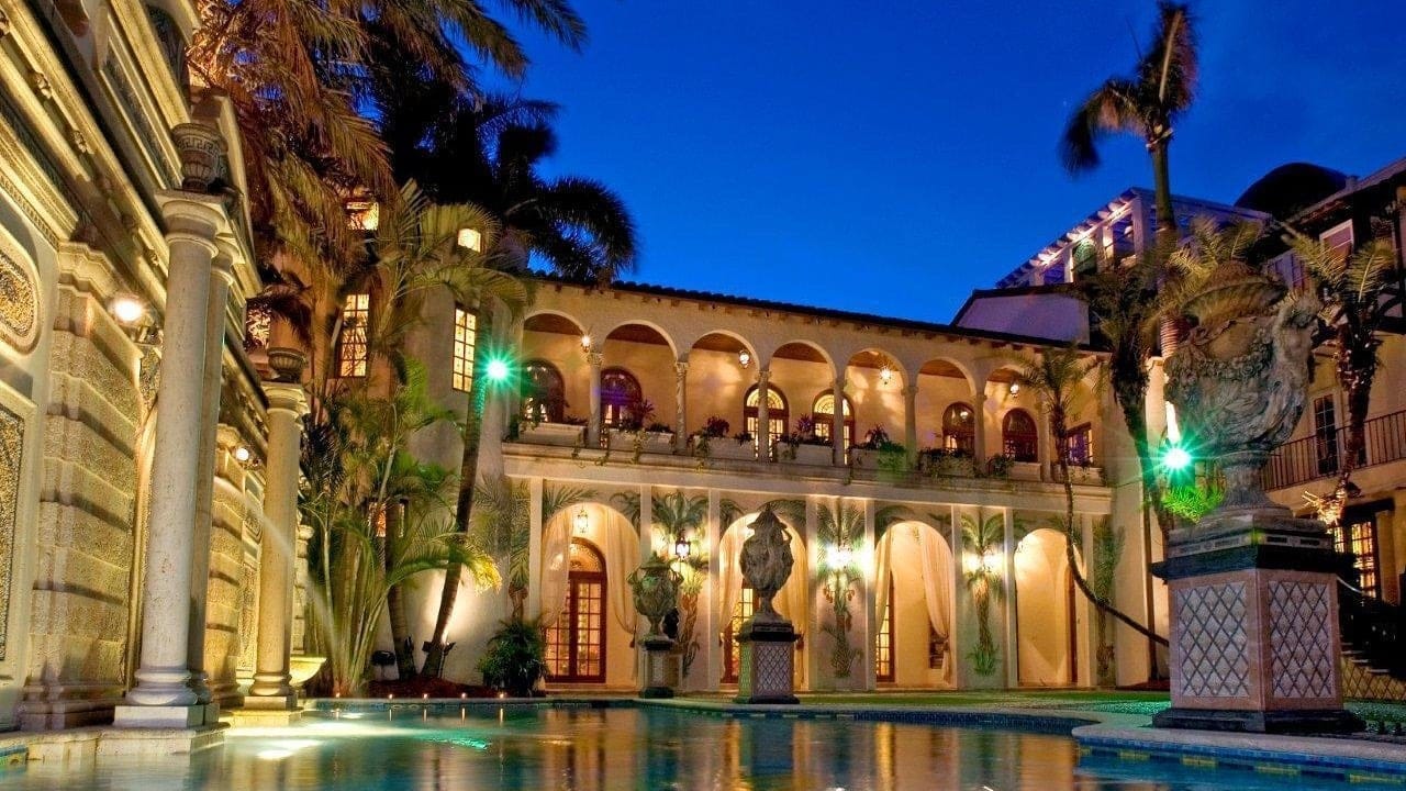 The private water garden with palm trees, warm colours and tropical design at the exclusive Villa Casa Casurina