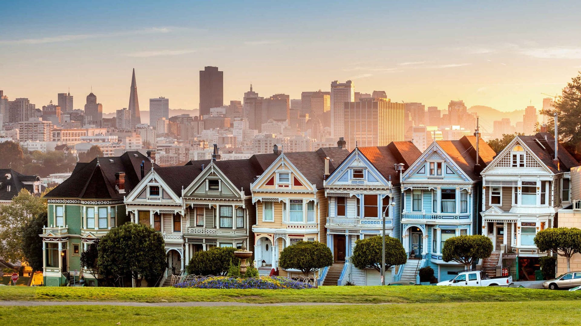 The painted Ladies, seven different coloured but the excact same architechture houses in line and behind view to the city.