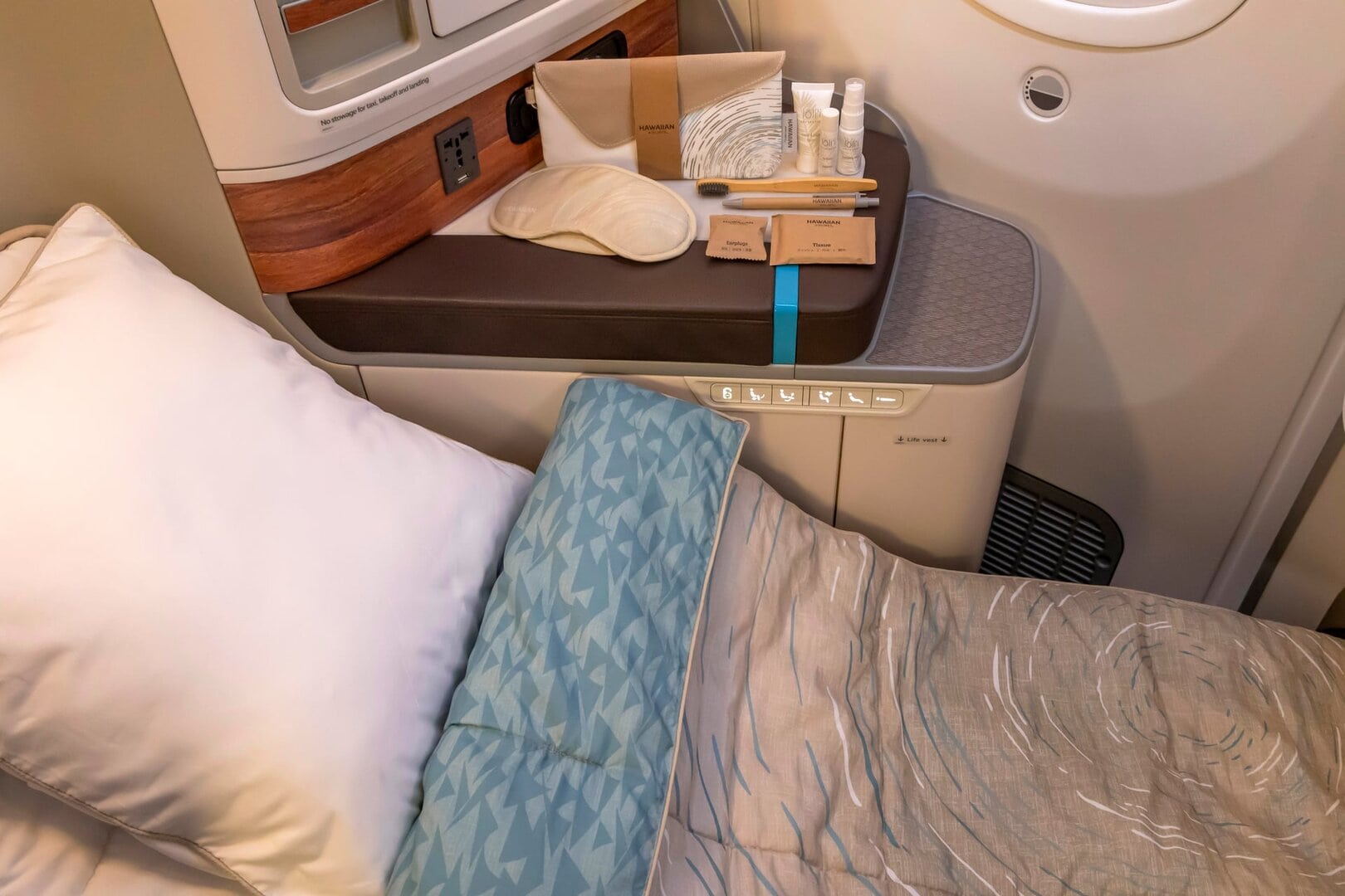 Airlines News - Hawaiian Airlines unveils new amenity kits & soft goods