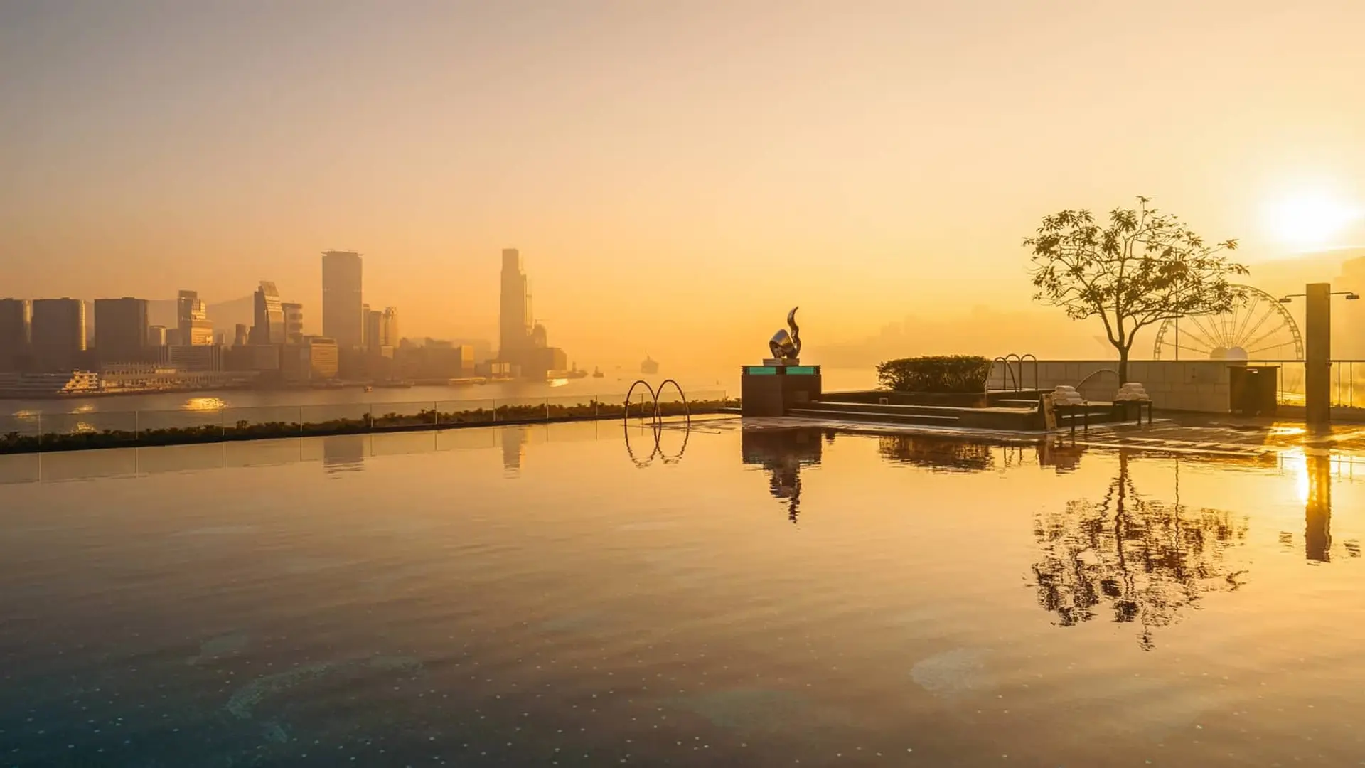 Hotel review Location' - Four Seasons Hotel Hong Kong - 2