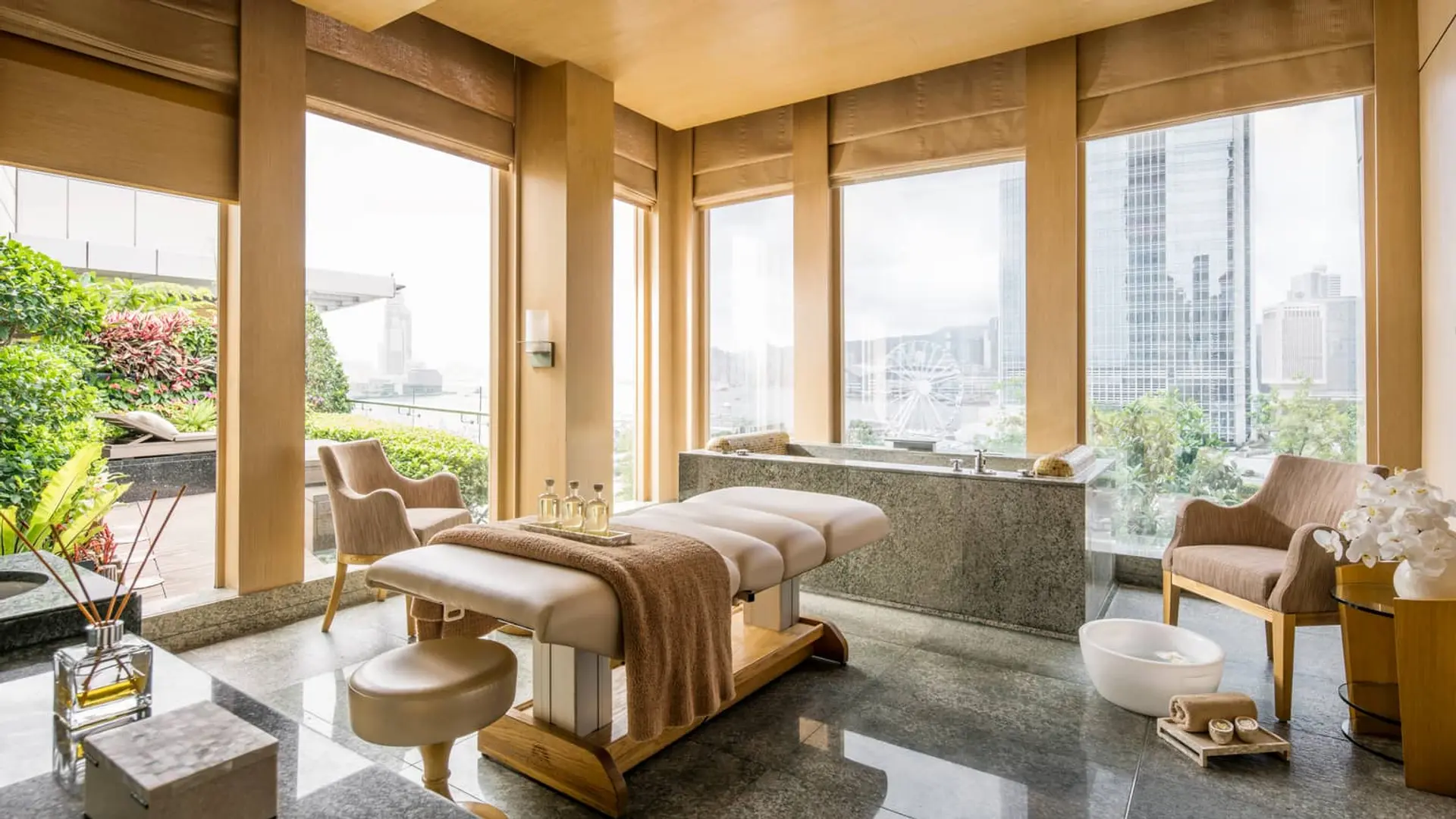 Hotel review Service & Facilities' - Four Seasons Hotel Hong Kong - 3